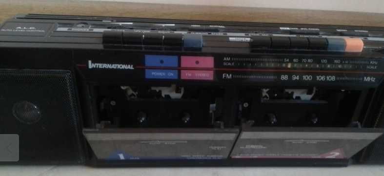 Двохкасетний стереомагнітофон "International" ("Levis").