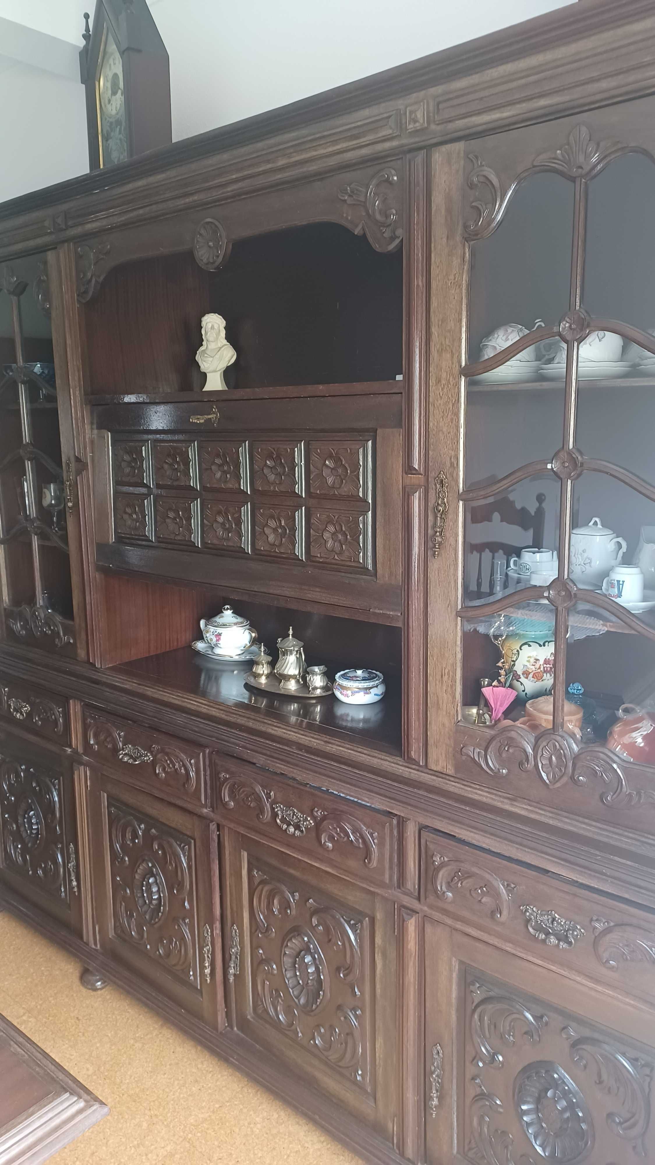 Móvel louceiro de sala (estilo sex XVIII)
