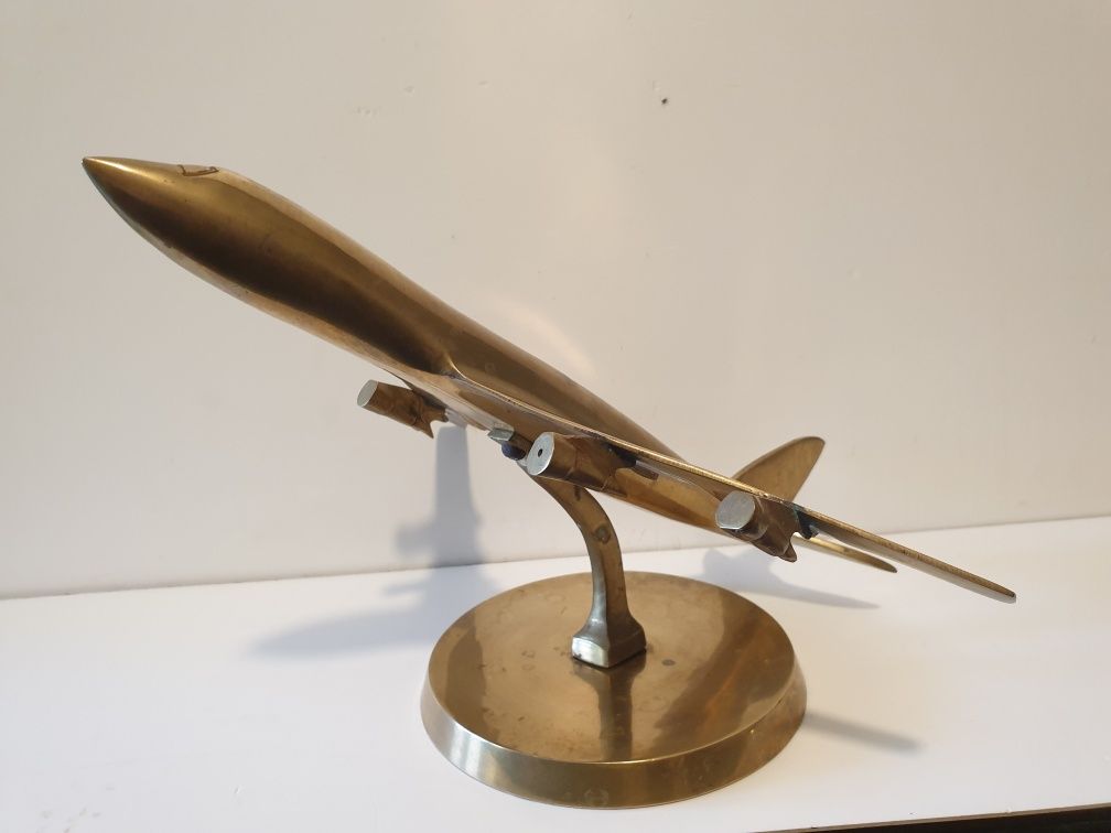 Grande vintage modelo de um avião em latão