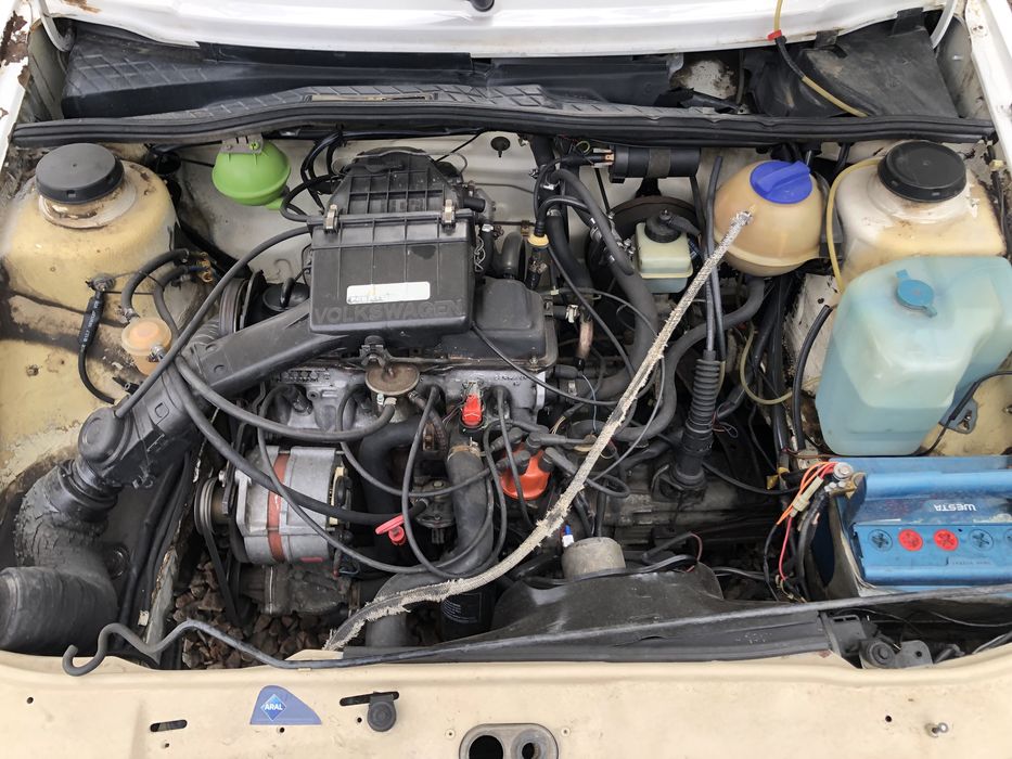 Volkswagen Golf 1.6 бенз 90г