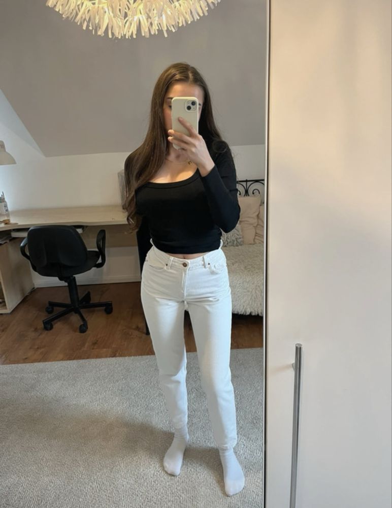 Biale jeasny mom Bershka