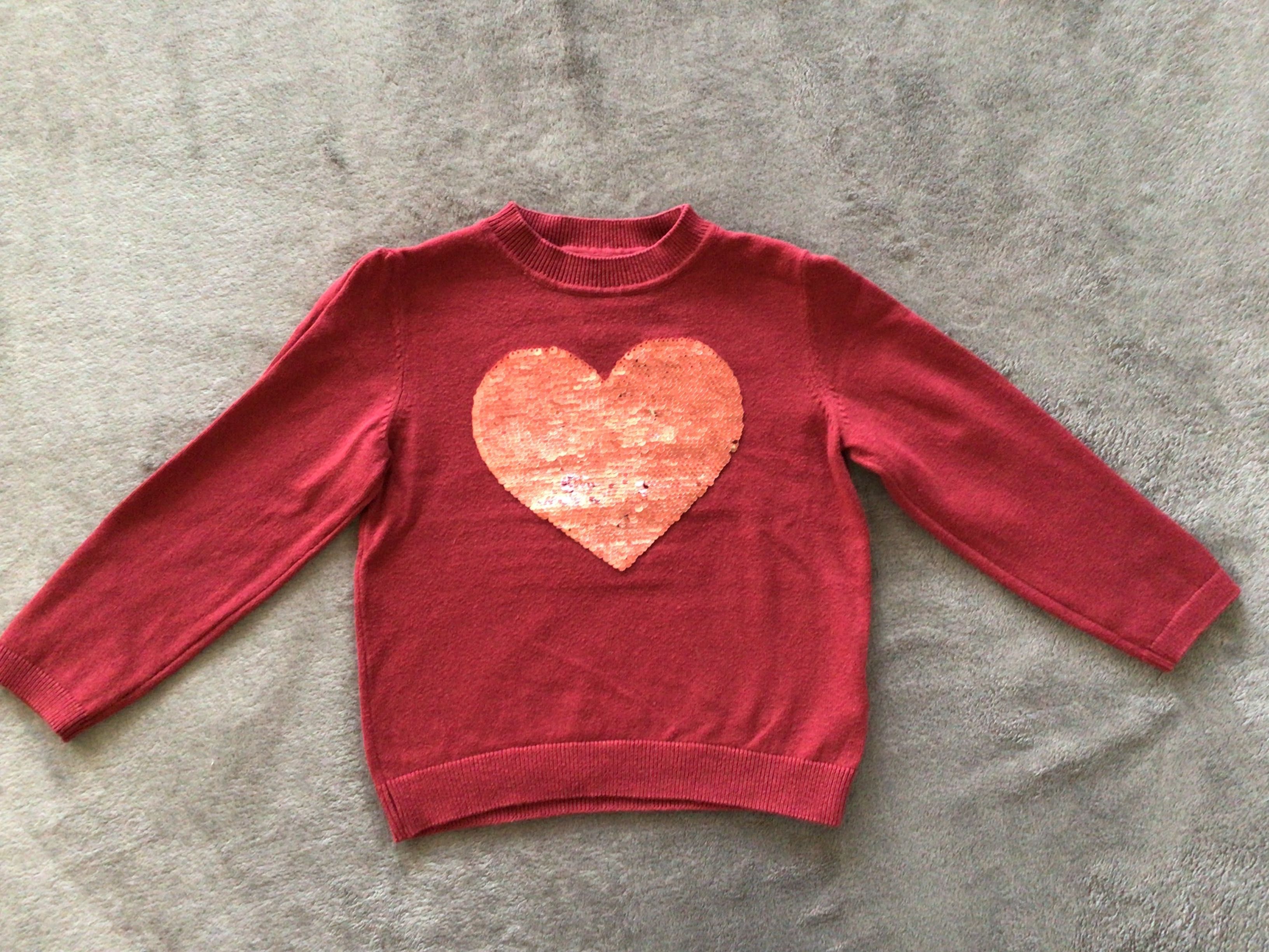 Sweter sweterek z cekinowym sercem