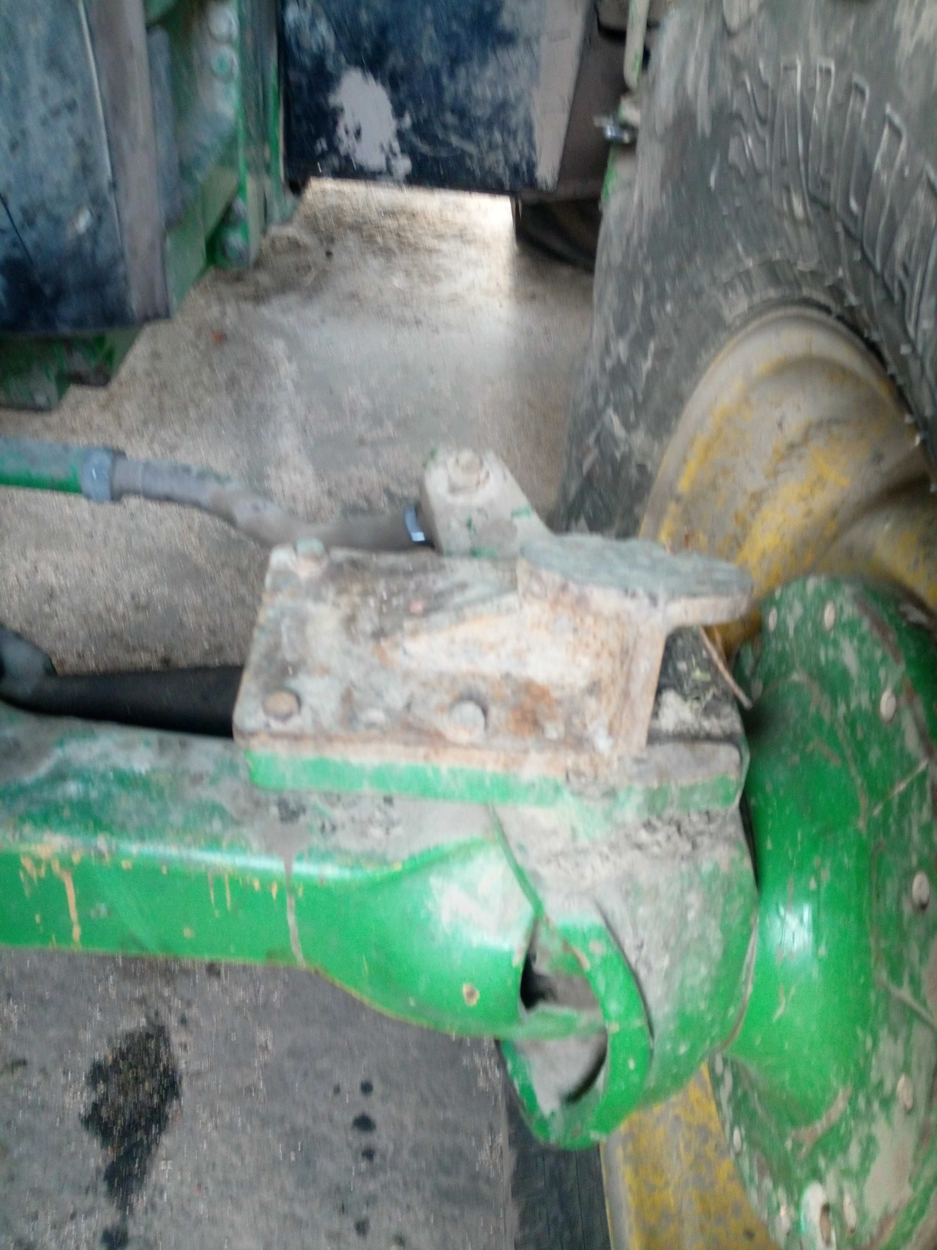 Uchwyt błotnika JOHN DEERE R124670 Lewy R124671 Prawy Podstawa uchwytu