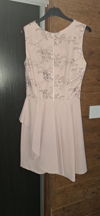 Sprzedam elegancka sukienke 36rozmiar