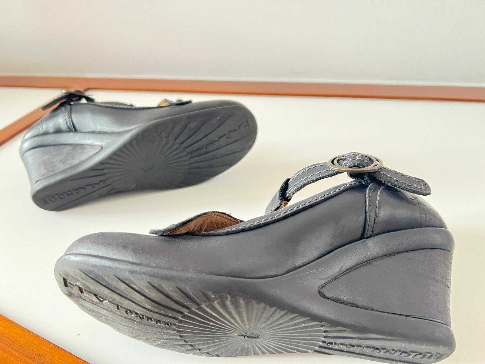 Sapatos em pele preta Fly London