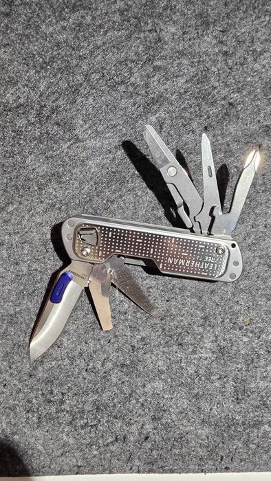 Leatherman scyzoryk T4 plus gratisy