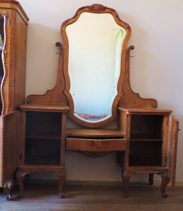 набір старовинних антикварних меблів з карельської берези