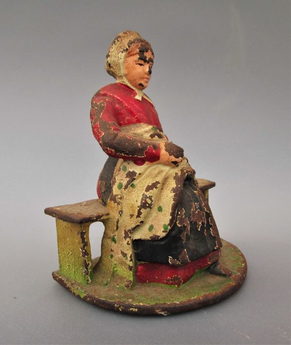 Antigo Batente de Porta em Ferro Fundido "Bordadeira" fins de sec. XIX