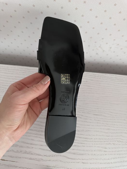 Versace лаковані шкіряні шльопанці. Оригінал! Нові! 38 р.