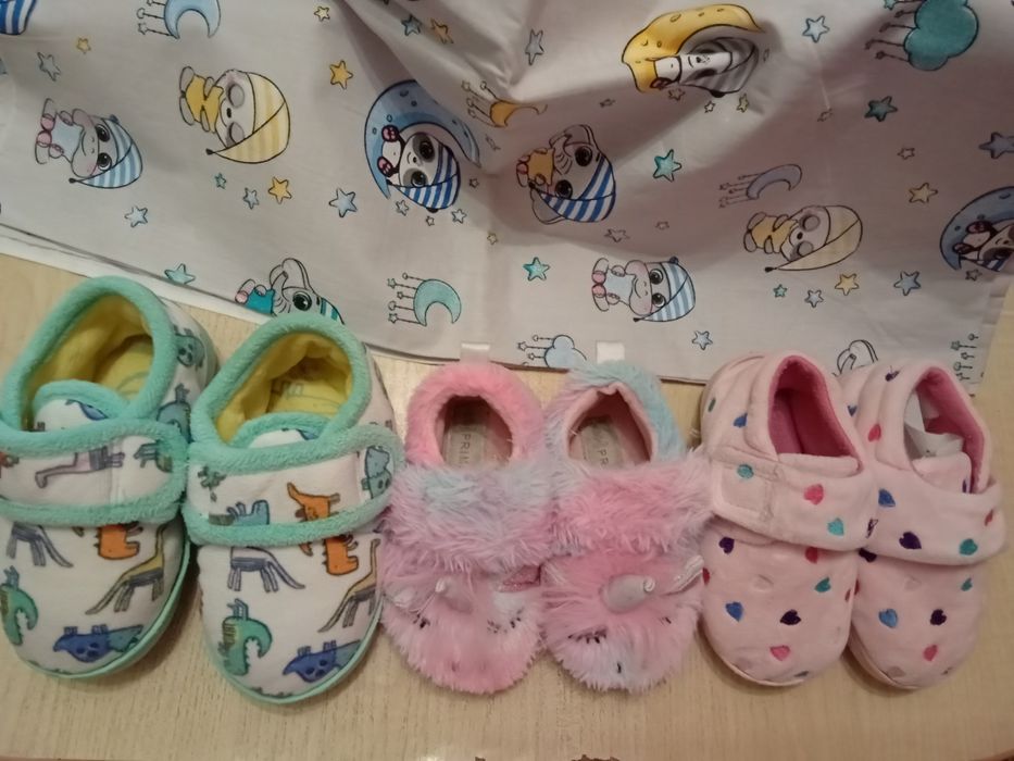 Продам детские тапочки, сапоги,кроссовки