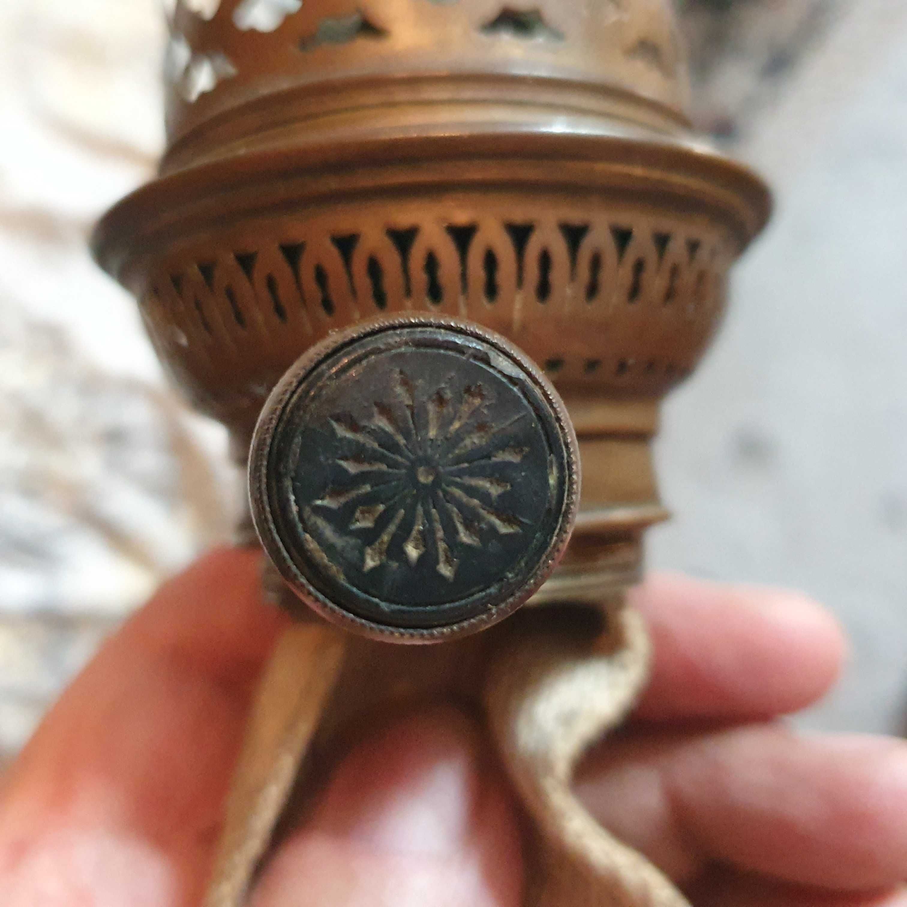 Sprawna lampa naftowa z XIX wieku