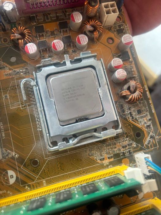 Материнська плата на пк.