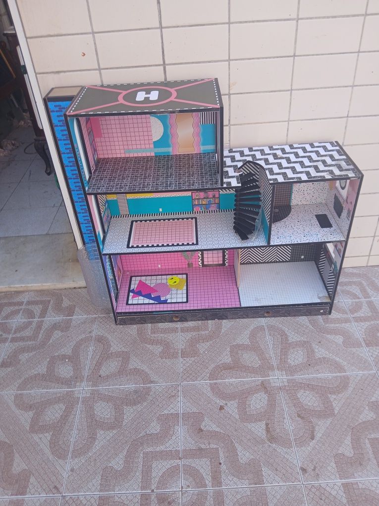 Casinha de bonecas  com alguns adereços