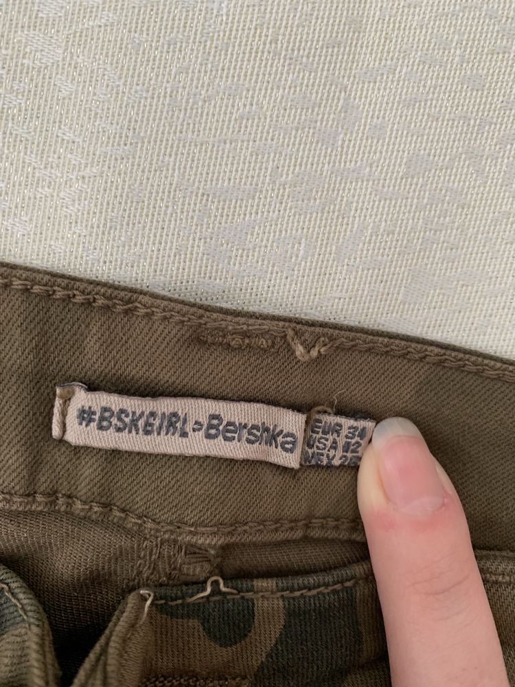 Spodnie rurki khaki moro bershka 34