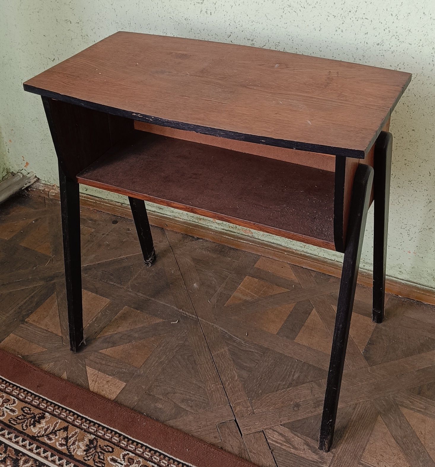 Stolik pod radio PRL