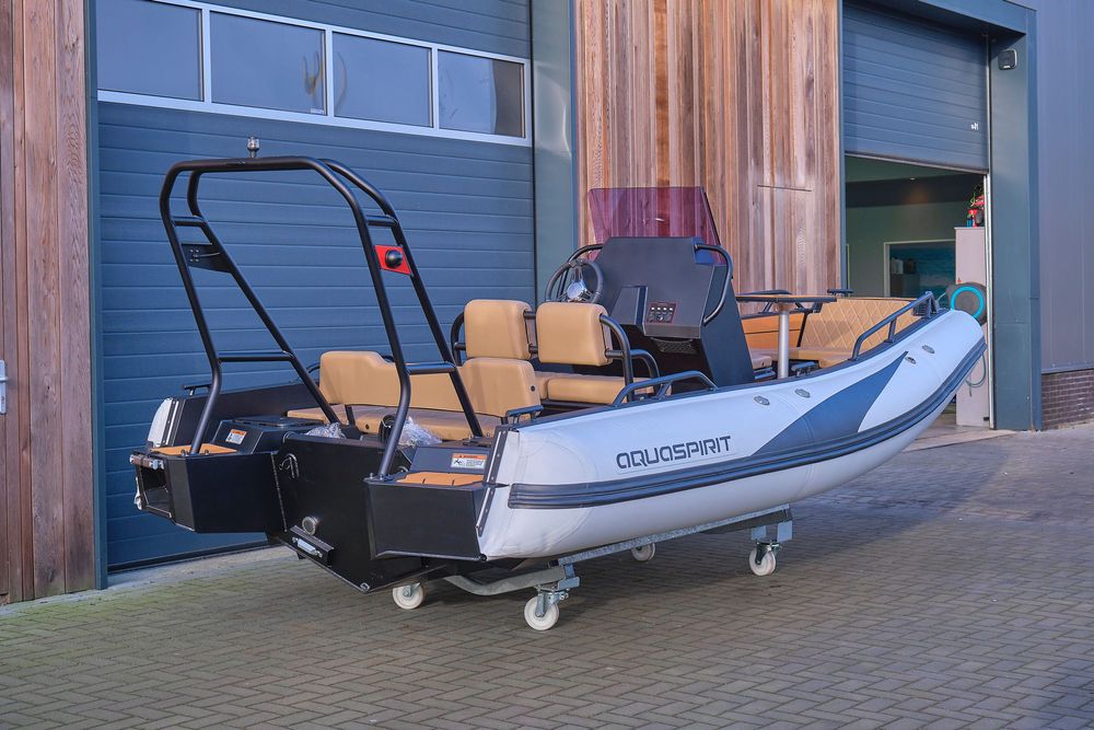 Łódź motorowa Spirit S585 CC –Nowoczesna, Przestronna i Wszechstronna!