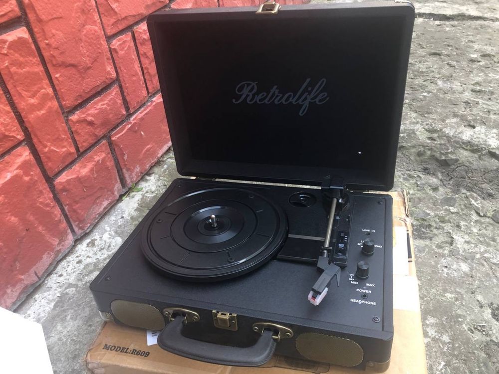 чорний вініловий програвач із Bluetooth R609
