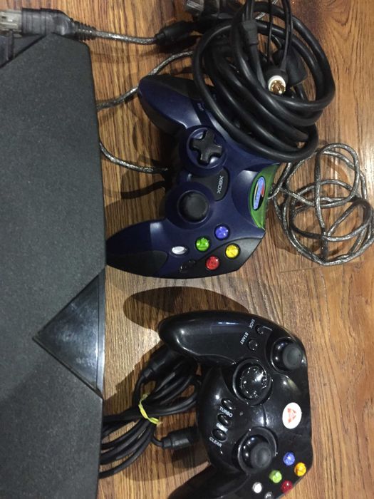XBox Orig 80GB Много игры Два джойстика