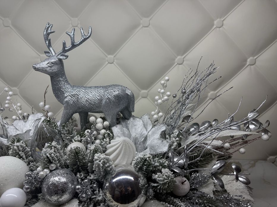 Різдвяна композиція зі штучних квітів