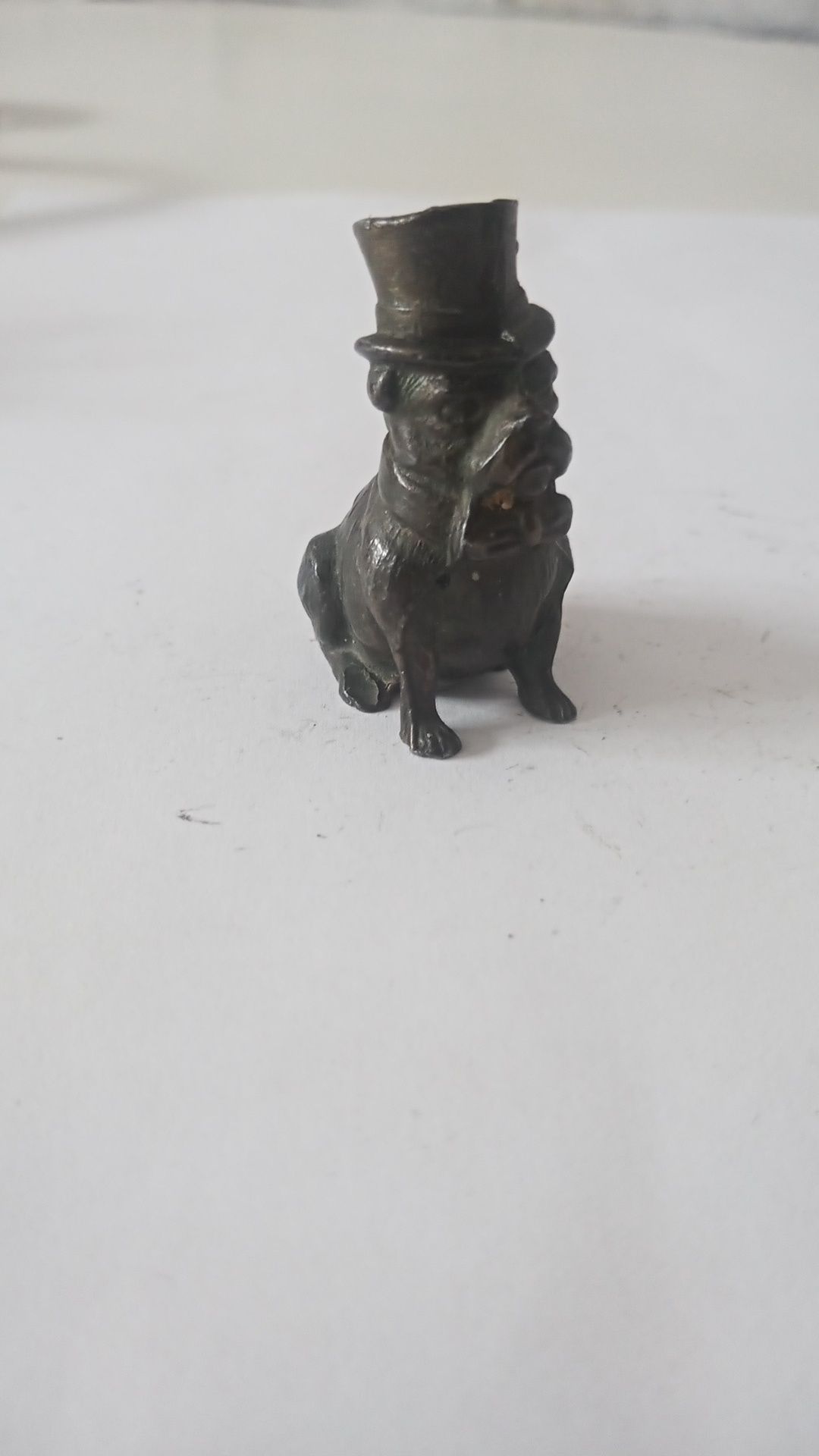 Pies w kapeluszu buldog figurka z mosiądzu
