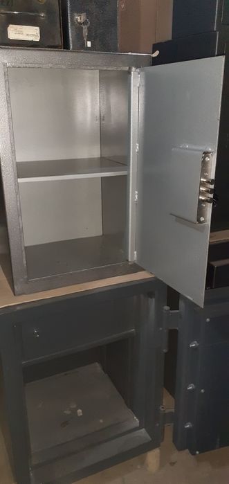 Продаю б.у канцелярский сейф.