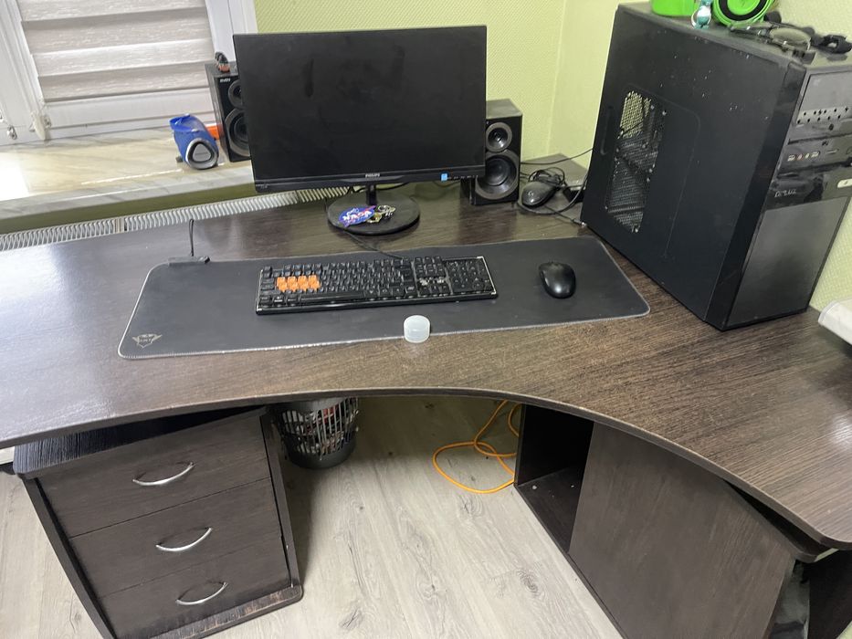 Стіл комп’ютерний