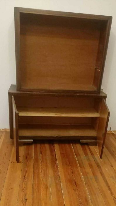 Stary drewniany kredens