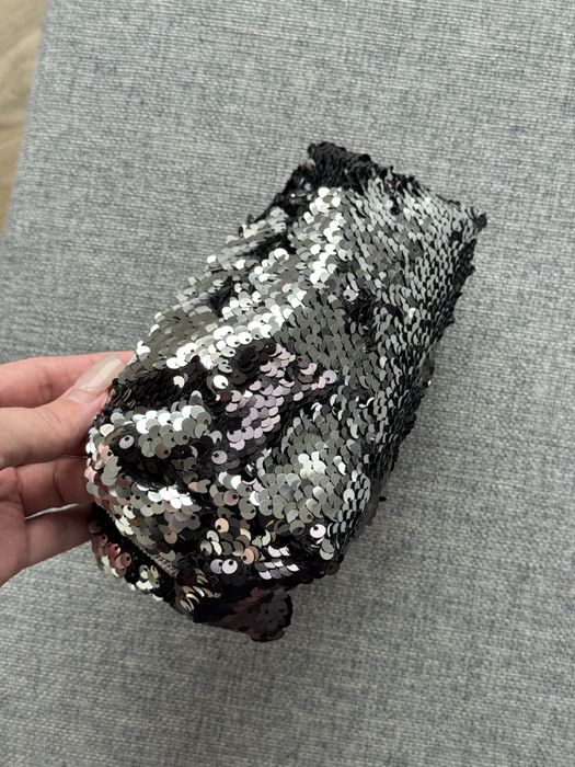 Cekinowa kosmetyczka dwukolorowa czarno-srebrna