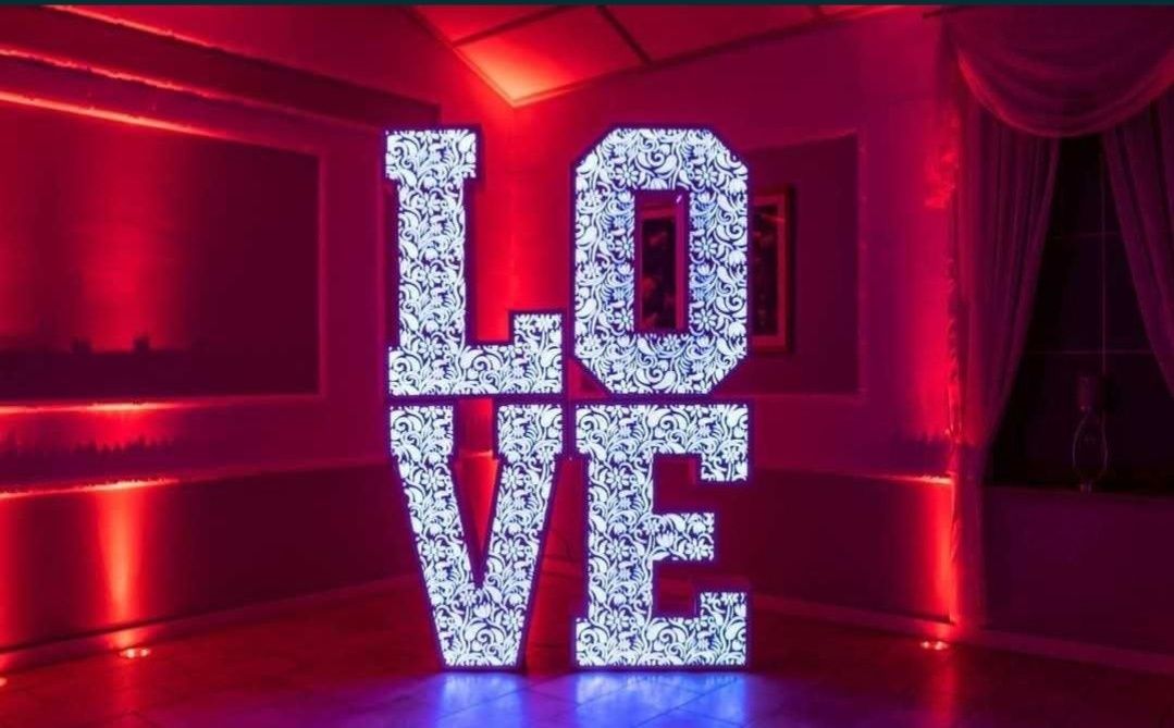 Fotobudka klasyczna fotobudka 360 podswietlany napis LOVE led rgb