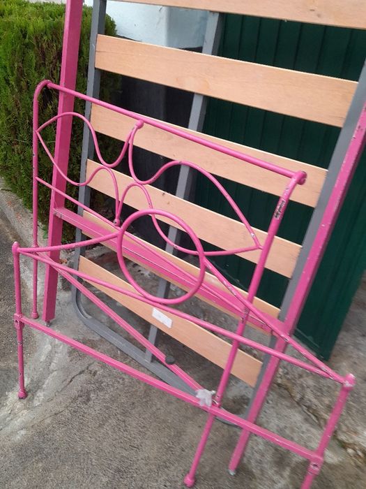 Cama de ferro antiga