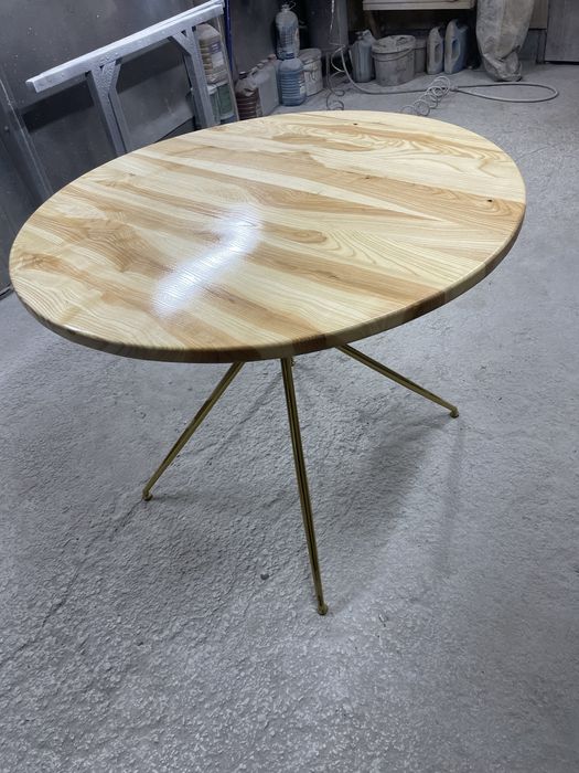 Круглий стіл з дерева