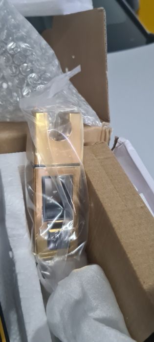 Conjunto de chuveiro, com acabamento em preto e dourado.