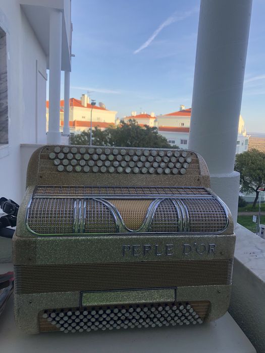 Acordeão “Perle d’Or” Dourado 4 voz  120 baixos – Botões em bom estado