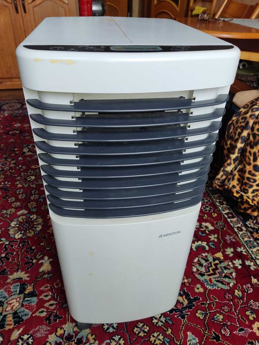 Кондіционер ARISTON портативний, тепло та холод ,на коліщатках.