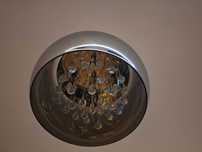 Lampa sufitowa z wiszącymi kryształkami