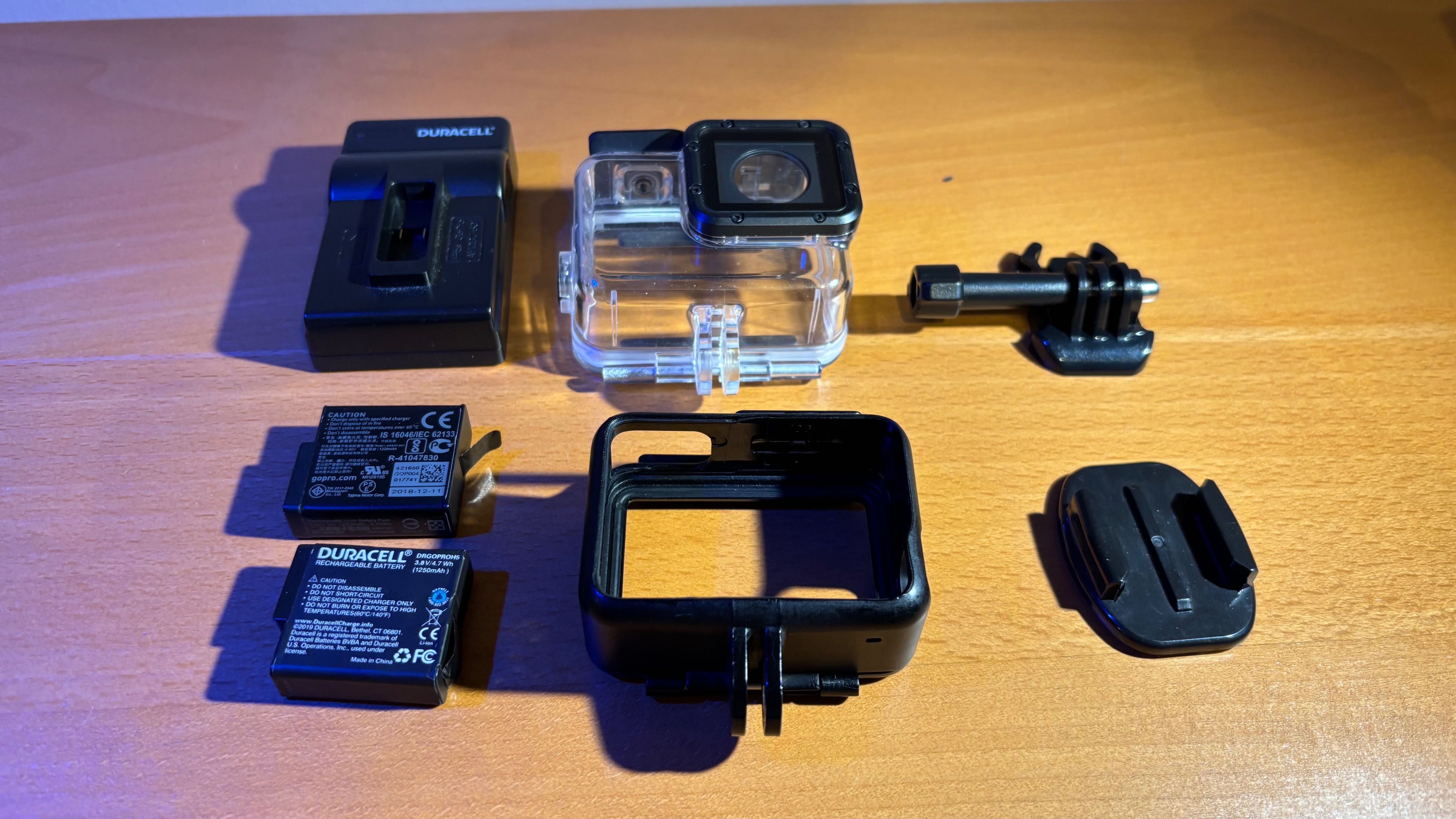 Sprzedam obudowę wodoszczelną do Gopro 7 + 2 aku do Gopro 7 + akces.