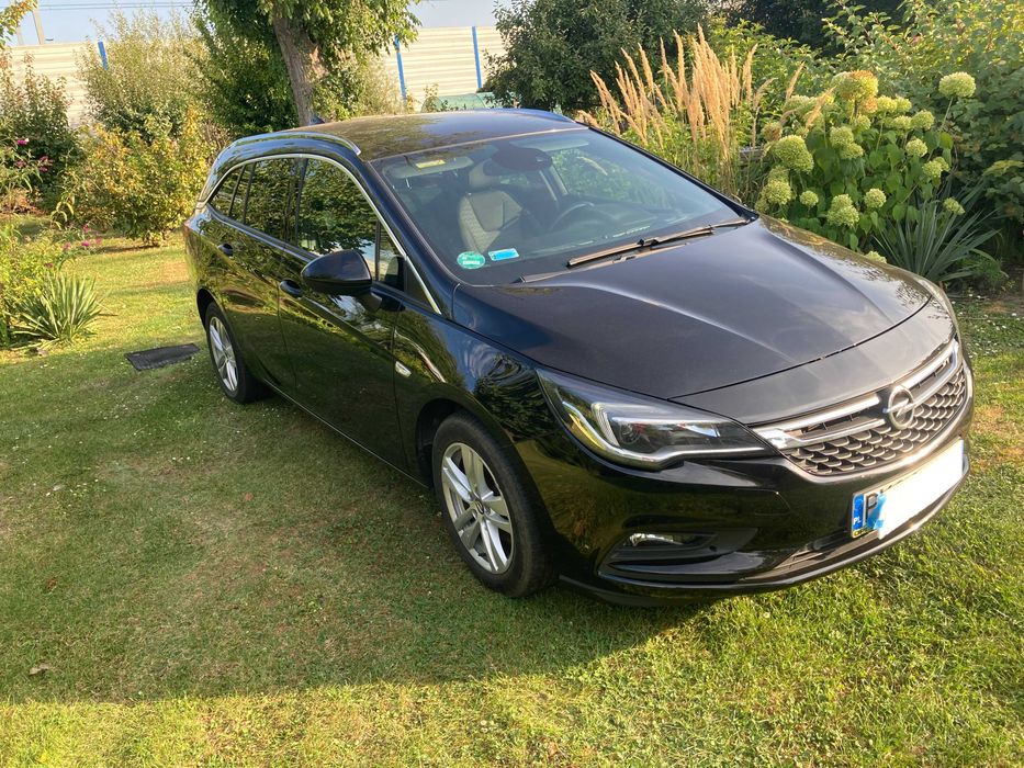 OPEL ASTRA Sports Tourer+  Black Version