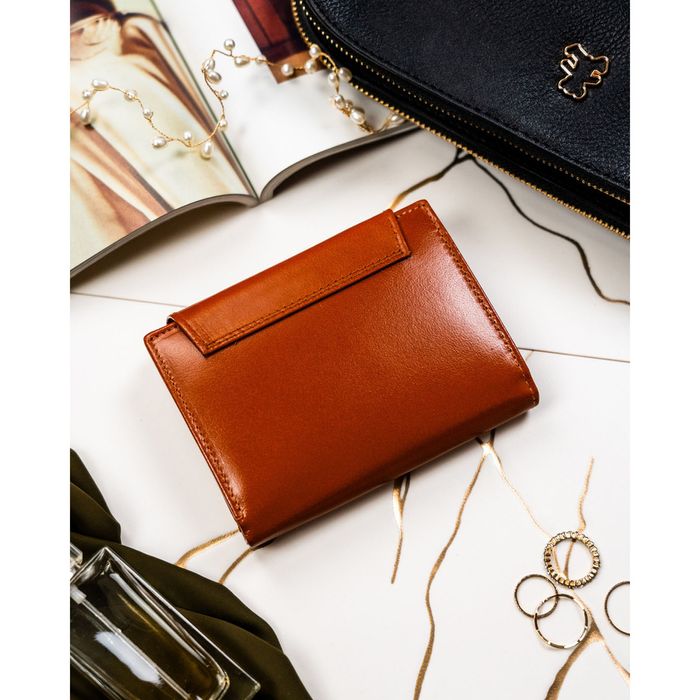 skórzany portfel damski w brązowym kolorze zamykany zatrzaskiem