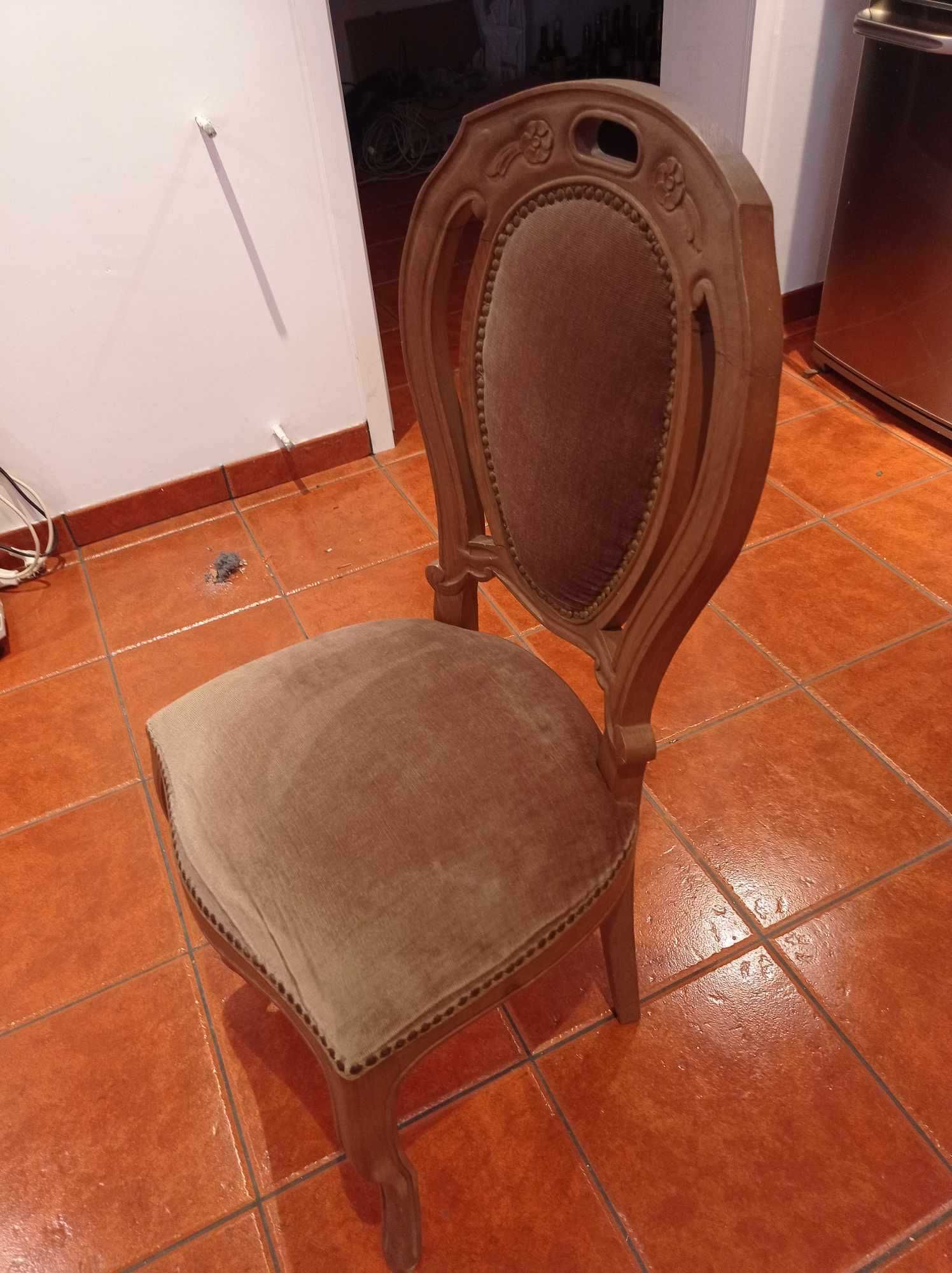 Cadeira com assento em veludo