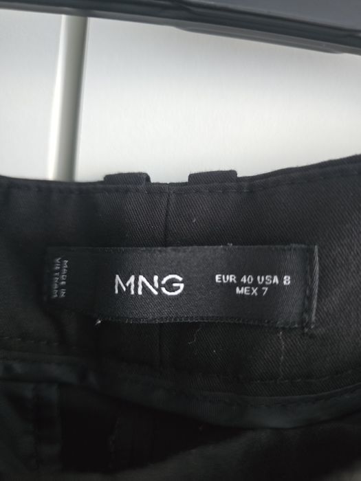 Czarne chinosy – Mango