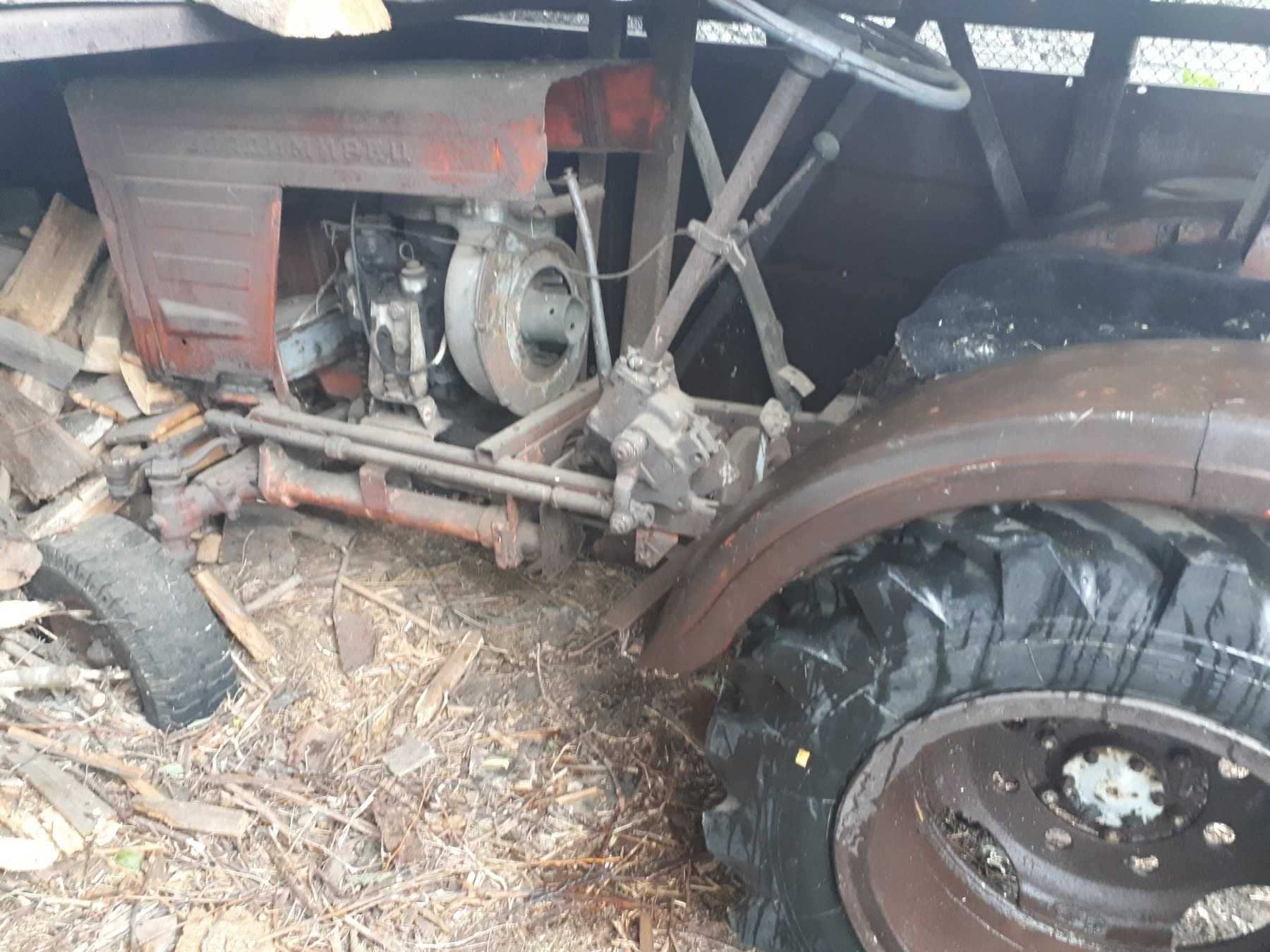 Саморобний трактор у робочому стані
