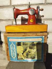 Детская советская швейная машинка