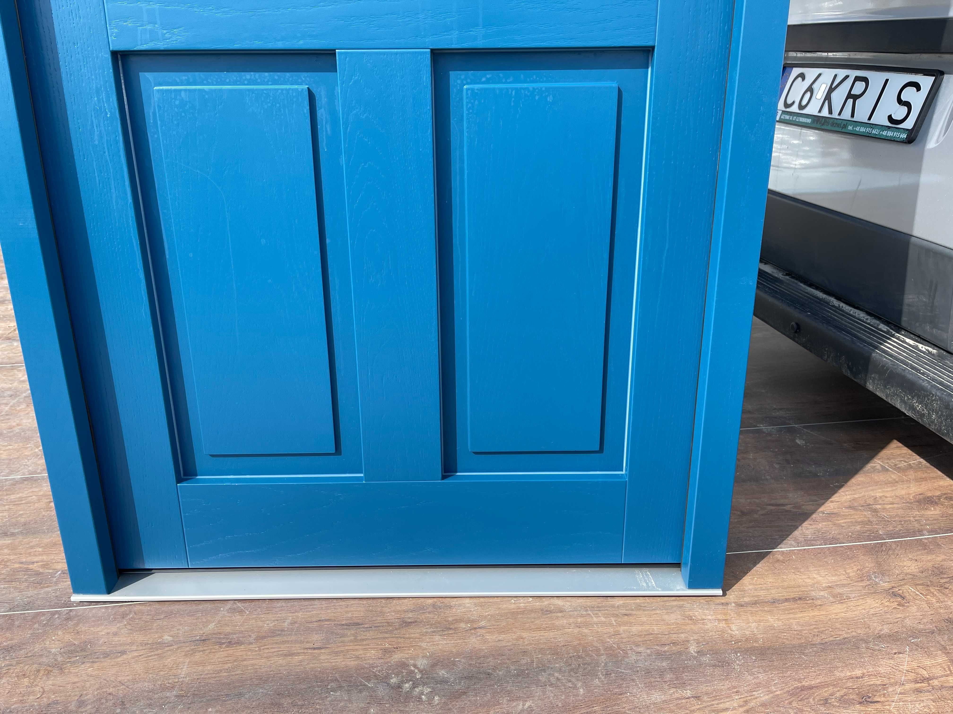 Drzwi zewnętrzne drewniane  ANGIELSKIE niebieskie CZYSTE POWIETRZE
