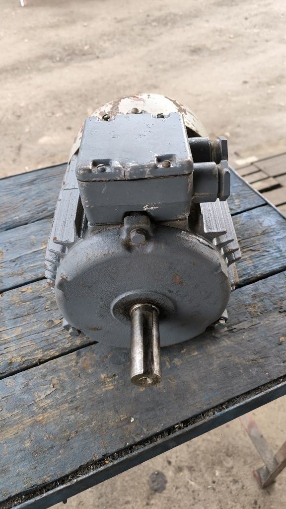 5,3/3000 або 4,2/1500. Електродвигун двохшвидкісний. Электродвигатель