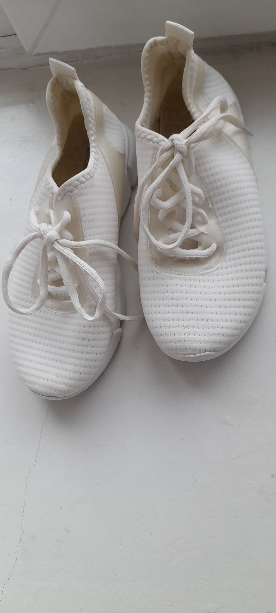Жіночі білі кросівки