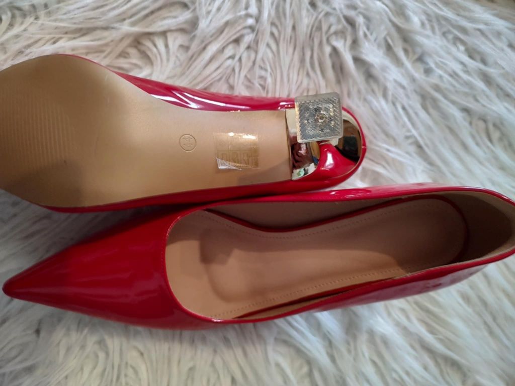 Lakierowane czerwone czółenka na złotej szpilce r.44 Butik