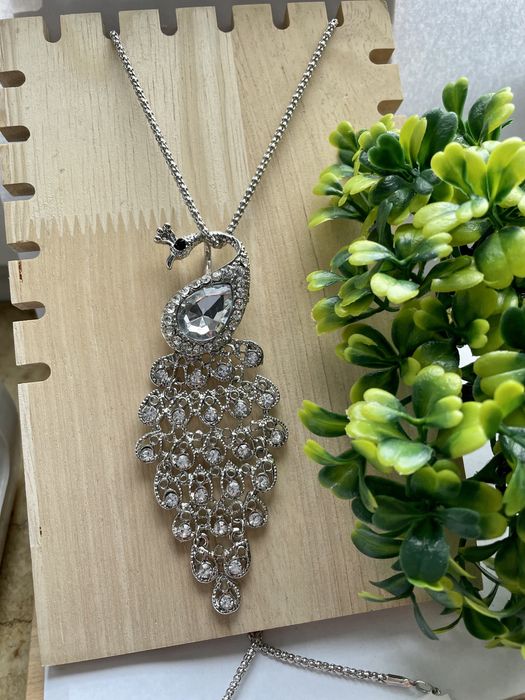 Cudowny długi naszyjnik z pawiem