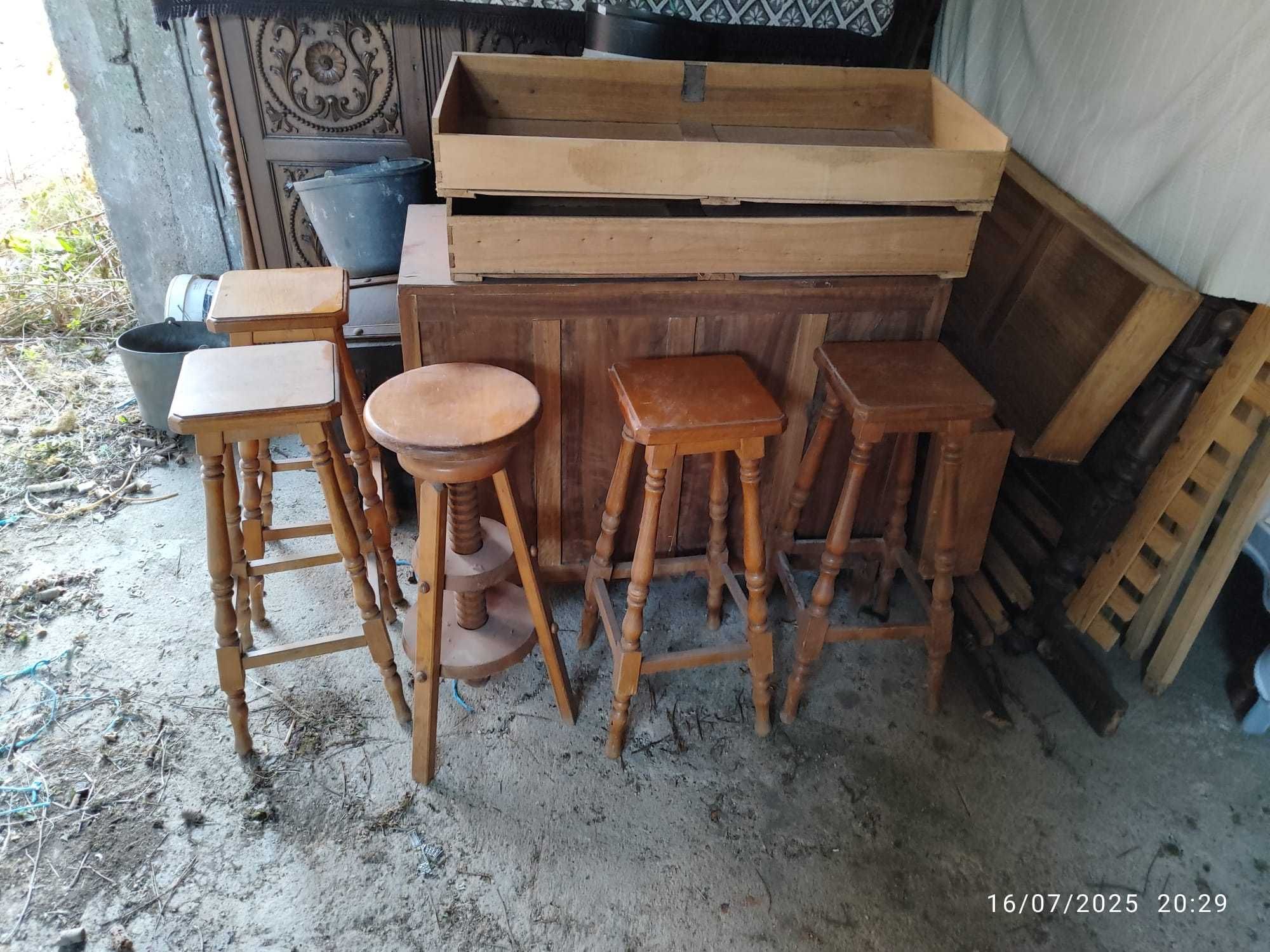 Bar completo com móvel de apoio e 5 Bancos altos