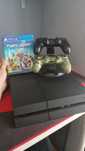 PlayStation 4 z dwoma kontrolerami,ładowarko-stojakiem i grą