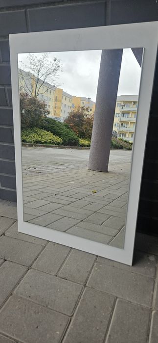 Duże biale lustro